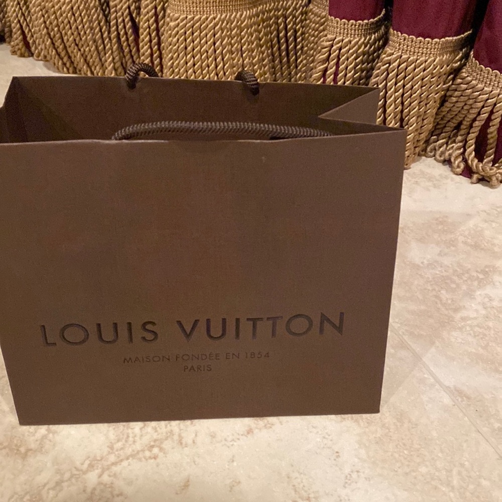 7” x 9” x 4.5” clean. Excellent condition. Smoke and pet free home